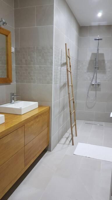 Case Terre Sainte - Maison Meublee F3 Екстер'єр фото